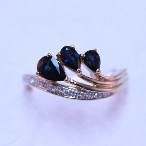 Кольцо из золота с сапфирами и бриллиантами